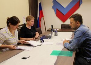 Региональный избирком принял от кандидата в депутаты Смолоблдумы Кобзарева Александра документы для выдвижения